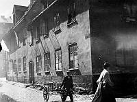 En kvinna går Lutternsgatan (nu Kungsgatan) västerut. T.v. ligger Oxtorgsgatan 1-3 söderut mot Oxtorget. Här ligger idag Södra Kungstornet vid nuvarande Oxtorget 8. Då kv. Polacken, nu kv. Stuten.