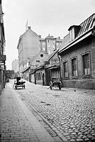 Lutternsgatan 18-26 västerut från Regeringsgatan mot Malmskillnadsgatan. Vid brandgaveln ligger nu Norra Kungstornet. Lutternsgatan urschaktades 1905-1911 och fick namnet Kungsgatan.