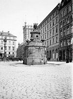 Pumpen på Brunkebergstorg med Malmskillnadsgatan norrut i fonden. Telefontornet byggdes 1887, revs 1953. T.h. ligger Göteborgs Bank. På 1950-talet flyttades pumpen till Stortorget i Gamla Stan.