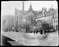 Birger Jarlsgatan och Smala Gränd med kv. Italien Större och f.d. kv. Italien Mindre. Denna del av Smala Gränd finns inte längre kvar. I fonden KFUM:s hus, Snickarbacken 2, byggt 1896-1898.