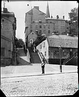 Jutas Backe nr 2-6 från Roslagstorg, nuvarande Birger Jarlsgatan. I bakgrunden syns Johannes kyrktorn. Kv. Såpsjudaren och Höjden.