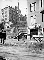 Två män framför Biograf Edison på Regeringsgatan 111. I fonden syns Johannes kyrka och kv. Höjden.