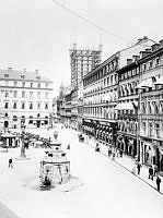 Brunkebergstorg med Telefontornet i bakgrunden. Pumpen i förgrunden stod på Stortorget men flyttades 1857 till B. men 1953 återfördes pumpen till ursprunglig plats.