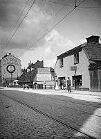 Roslagsgatan strax före korsningen med Surbrunnsgatan. I det mittersta huset låg tidigare värdshuset Clas på Hörnet.