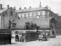 Värdshuset Norra Brunn på Surbrunnsgatan 31 sett från Tulegatan 37. I kvarteret låg den gamla surbrunnen, hälsobrunnen som upptäcktes på 1600-talet.