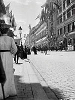 Arsenalsgatan västerut mot kv. Jakob Mindre. Nuvarande Gustav Adolfs Torg 16. Tredje huset från höger är Hotell Germania som låg i hörnet av Regeringsgatan.