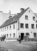 Hörnhuset i korsningen Regeringsgatan 74, nuvarande 76, och David Bagares Gata 16. I bottenvåningen ligger A. Hysings Mekaniska verkstad.