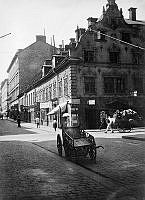 Hörnet av Mäster Samuelsgatan och Biblioteksgatan.