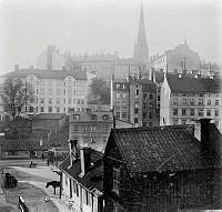 Utsikt mot Roslagstorg och kvarteren Höjden och Såpsjudaren från trapporna i Iversons gränd, nuvarande Iversonsgatan. I fonden Johannes kyrktorn.