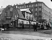 Kv Stjärnan, nuv. kv. Spelbomskan. Hörnhuset i korsningen av Norrtullsgatan och Odengatan. Huset revs 1902.