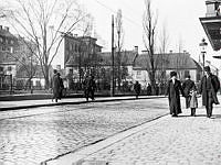 Fotgängare på Stora Badstugatan, nuvarande Sveavägen. T.v. Adolf Fredriks kyrkogård.