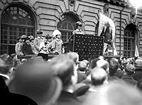 Kung Gustaf V håller sitt tal till bönderna på Kungliga Slottets Borggård under Bondetåget 1914.