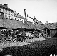 Gården till kv. Sjökalven 1 norrut. Kvarteret ligger mellan Lilla Badstugatan 2 och Stora Badstugatan 29. Husen i fonden ligger vid Lilla Badstugatan 1-5. Nuv. Sveavägen norr om Rådmansgatan.