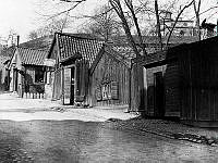 Kungstensgatan 32-34. Fotografiet är taget från korsningen med Lilla Badstugatan mot Saltmätargatan och Observatoriekullen. I fonden Observatoriet.