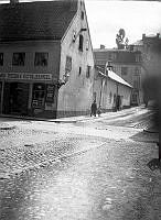 Hörnhuset Stora Badstugatan 31 och Kungstensgatan, kv. Sjökalven. Kvarteret revs för att lämna plats åt Sveavägen.