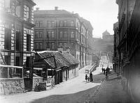 Vy längs Markvardsgatan västerut från Döbelnsgatan över Luntmakargatan och Stora Badstugatan mot Observatorielunden med byggnader i kvarteret Gåsdjupet.