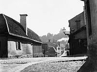 Rehnsgatan västerut från Döbelnsgatan. T. v. Döbelnsgatan 57. I fonden skymtar Observatoriet i Observatorielunden.