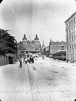 Vasagatan norrut mot Norra Bantorget. I fonden LO-borgen, tidigare kallat Carlbergska huset.Till vänster skymtar del av trädgården och en paviljongbyggnad tillhörande gasklockan vid Norra Bantorget.
