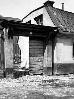 Port i planket mot kullerstensbelagda gården vid Lilla Bastugatan 19. Här ligger idag parken söder om Stadsbiblioteket vid Sveavägen.