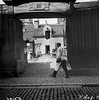 Stora Bastugatan 31. Vy genom porten i planket mot gården som på andra sidan vetter mot Lilla Bastugatan 4.