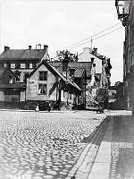 Iversons Gränd 1-5 österut från Roslagstorg, dåvarande kv. Lerlaven och kv. Trojenborg. Nuvarande Iversonsgatan, kv. Asken, österut från Birger Jarlsgatan.