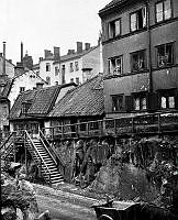 Sänkning av gatunivån vid Nybergs Gränd 8-6. Dåvarande kv. Kronkvarnen. Nuvarande Nybergsgatan, kv. Grannarne.