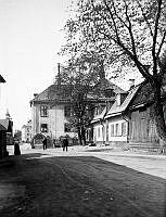 Lilla Allmänna Gränd norrut från Östra Varvsgatan. På höger sida ligger Lilla Allmänna Gränd 11 och 9 (Apoteket Wasen). Dåvarande kv. Trädgården, senare kv. Masten.