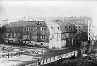 Hantverkargatan 26-28 österut, ungefär vid nuvarande Hantverkargatan 56. Huset revs i november 1891. Flerbostadshuset ligger vid nuvarande Hantverkargatan 52.