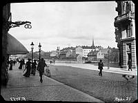 Vy från Kungsholmen mot Norrmalm. Kungsgatan österut mot Kungsbroplan och Kungsbron. T.v. Kungsgatan 80, t.h. Kungsgatan 69. I fonden kv. Blekholmen Norra och Södra, nu kv. Blekholmen.