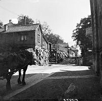 Bergsgatan österut från hörnet av Parmmätargatan. 

Till vänster Bergsgatan 14, 12 och 10 i kvarteret Bergsklippan Större. 

En häst är på väg uppför backen.