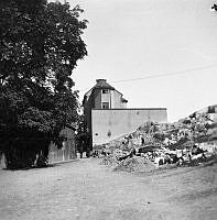 Pipersgatan 8 (nu 16) norrut. Gatan hette Pipers Gränd före 1885. T.h. sker anläggningsarbete för Kungsklippan och idag leder härifrån Piperska Trappan upp till Kungsklippan. Nu kv. Diamanten.