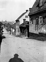 Bengt Ekehjelmsgatan 17, 15 och 13 österut. Fotografens skugga ses i bildens nedre kant. Då kv. Bergsgruvan Mindre. Platsen mosvarar idag parken Bergsgruvan vid Fatbursgatan 36 och 37.