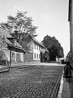 Brännkyrkagatan österut från Stora Hargränd. T.v. ligger Brännkyrkagatan 72-70. Vid trädet, Brännkyrkagatan 66, ligger Wicanders korkfabriker. Då kv. Haren Större, nu kv. Leporiden vid Bysistäppan.