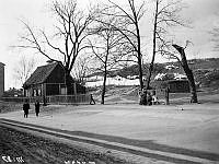 Brännkyrkagatan västerut från Långholmsgatan. T.h. Brännkyrkagatan 136-148 som revs 1911. Gatan heter nu Bergsunds Strand. På berget i norr ligger idag Högalidsskolan (byggd 1922).