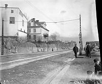 Mullvadsberget sprängdes ner och Hornsgatan fick här en rak sträckning 1891-1901. T.v. Brännkyrkagatan 137 och 135 mot Hornsgatan. Då kv. Mullvadsberget. Nuvarande Hornsgatan 140-134, kv. Plankan.