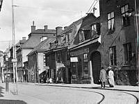 Sankt Paulsgatan österut från Ragvaldsgatan. Sankt Paulsgatan 11, 9, 7 och 5. Nummer 11 är Monteliuska huset från 1757.