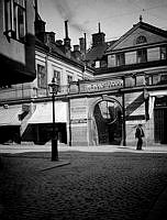 Portal omgiven av skyltar (bl a orgelbyggare A. V. Lundahl), Sankt Paulsgatan 6 B sett från Skaraborgsgatan. Gården revs 1939 för Södergatans framdragning (senare Söderleden).