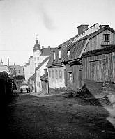 Bengt Ekehjelmsgatan österut. T.h. ligger Bengt Ekehjelmsgatan 17 - 9. Några personer står vid korsningen av Timmermansgatan. Timmermansgatan 39 (med hörntornet) byggdes 1906. Nu kv. Hållkarlen.