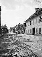 Bengt Ekehjelmsgatan västerut. Trähusets gavel ligger i korsningen vid Timmermansgatan. T.h. Bengt Ekehjelmsgatan 6-10.