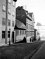 Mariagatan 10-8 österut från Repslagatgatan mot Götgatan, därefter ligger Peter Myndes Backe 6 med Katarinahissen i fonden. Huset Peter Myndes Backe 6 är Södra Stadshuset, nu Stockholms stadsmuseum.