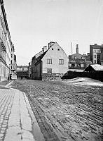 Krukmakargatan österut från Rosenlundsgatan. T.h. Krukmakargatan 11 (nu 21). Skylten på gaveln anger att en snickerifabrik finns i byggnaden.