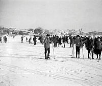 Skolungdomar på skidutflykt till Hammarby sjö vid 1900-talets början