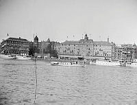 Grand Hotell från Skeppsbron. Båten på Strömmen mitt i bilden är kungaslupen 