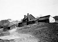 Byggnader vid malmgården Heleneborg. Stockholms stad köpte Heleneborg 1906. Nuvarande kv. Heleneborg.