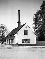 Långholmsgatan 1. Några barn står vid räcket till Långholmsbron till vänster om huset. Dåvarande kv. Långholmsbron 10, nu parkområde.