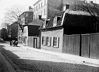 Wollmar Yxkullsgatan västerut med Wollmar Yxkullsgatan 4. Ett hästfordon vid korsningen med Swedenborgsgatan.