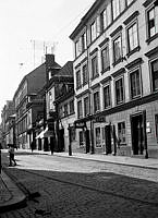 Sankt Paulsgatan västerut från Repslagargatan. Sankt Paulsgatan 4 och  6 A-6 C. Härunder går nu Söderledstunneln.