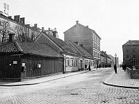 Tjärhovsgatan västerut från Nytorgsgatan. Tjärhovsgatan 18, 16 och 14. (Nuv. Tjärhovsgatan 38-32).