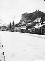 Tjärhovsgatan 63, 61 och 59 västerut. Navigationsskolan stod klar 1907. Nuv. Stigbergsparken.