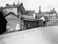 Borgmästargatan 14-10 norrut från Vita Berget. Huset i fonden är Bondegatan 41, kv. Pahl. Nuv. Mäster Pers Gränd.